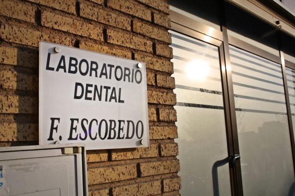Cartel de laboratorio dental