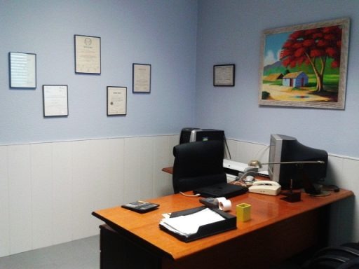 Oficina con escritorio y pinturas