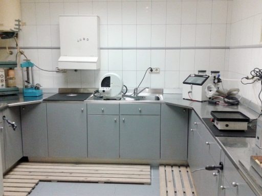 Laboratorio con mobiliario gris