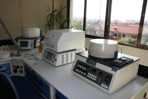 Equipos de laboratorio en mesa