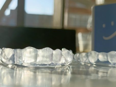 Alineadores transparentes en superficie brillante