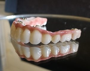 Dentadura postiza reflejada