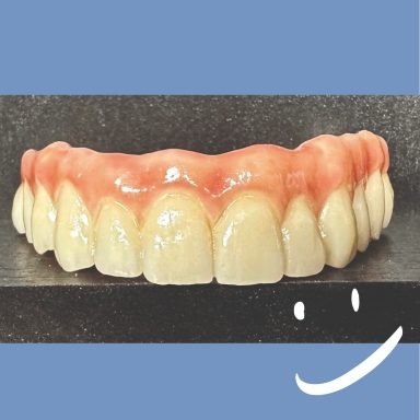 Dentadura falsa sobre fondo azul